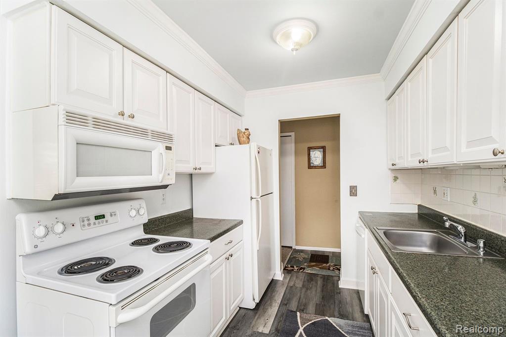4621 Leisure Lane, Trenton, MI 48183 — Photo 11