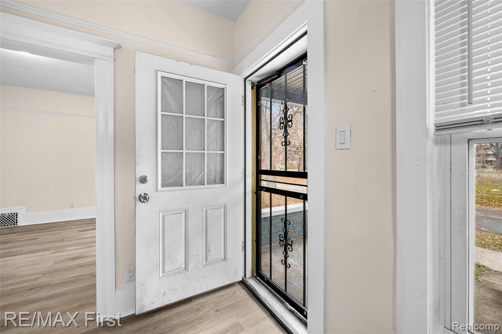 556 Leicester Court, Detroit, MI 48202 — Photo 2