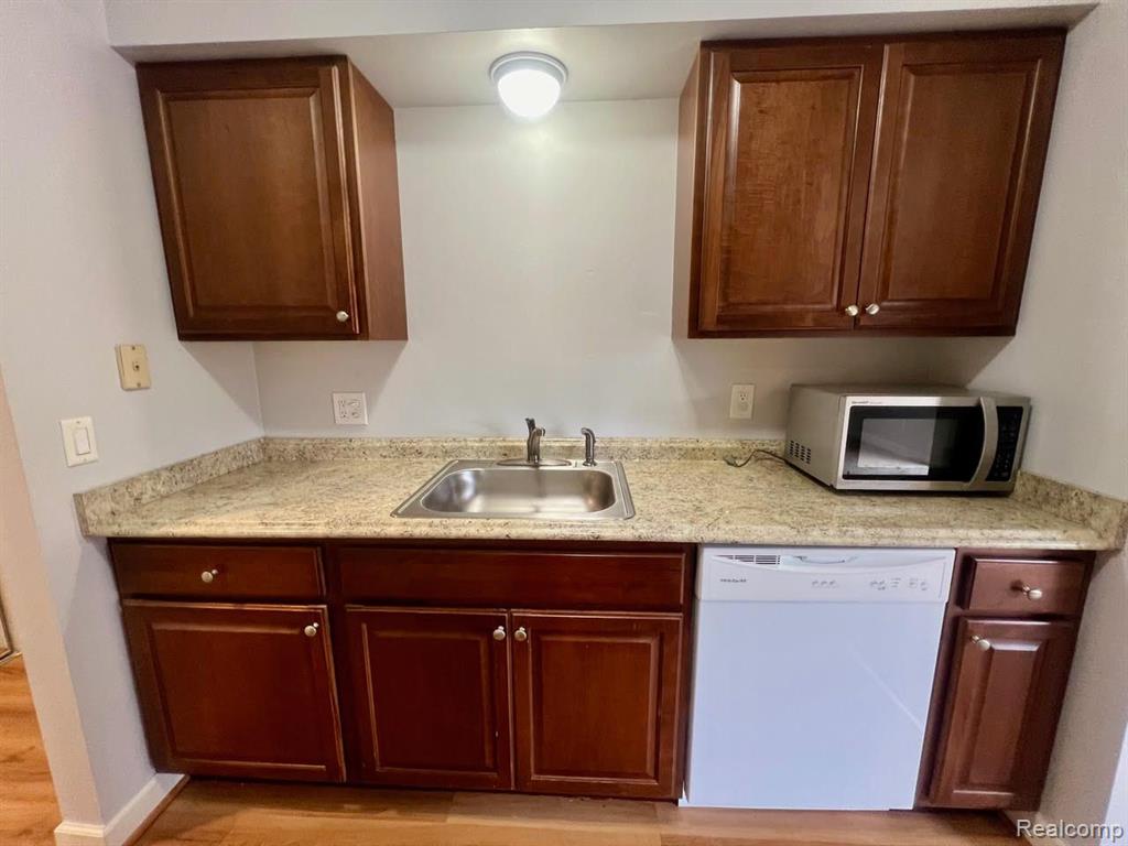 30060 W 12 MILE Road, 94, Farmington Hills, MI 48334 — Photo 11