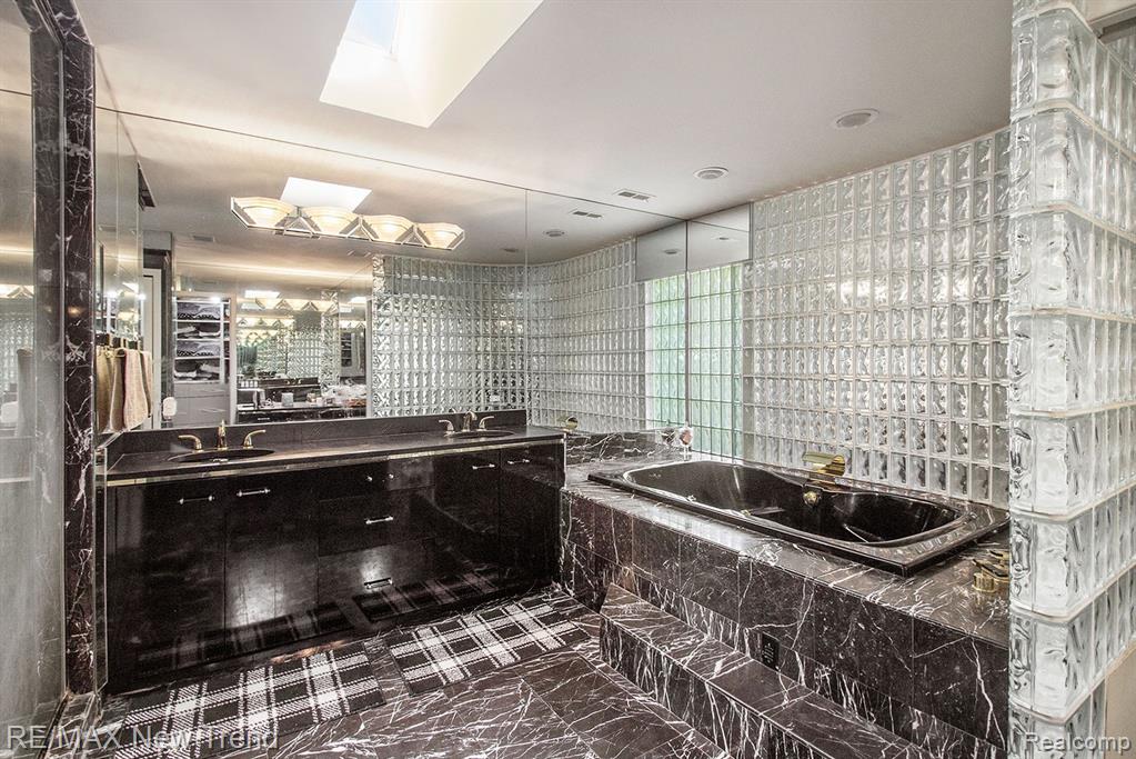 5573 SILVER POND, West Bloomfield, MI — Photo 39