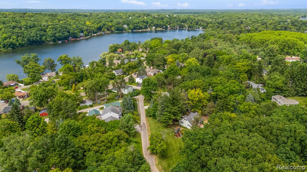 8110 W CIRCLE Drive, Clarkston, MI 48348 — Photo 45