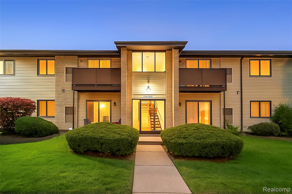7590 MANOR Circle, Westland, MI — Photo 2