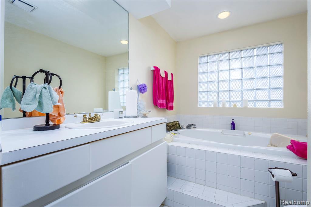 52448 Cedar Mill Drive, Macomb, MI 48042 — Photo 25