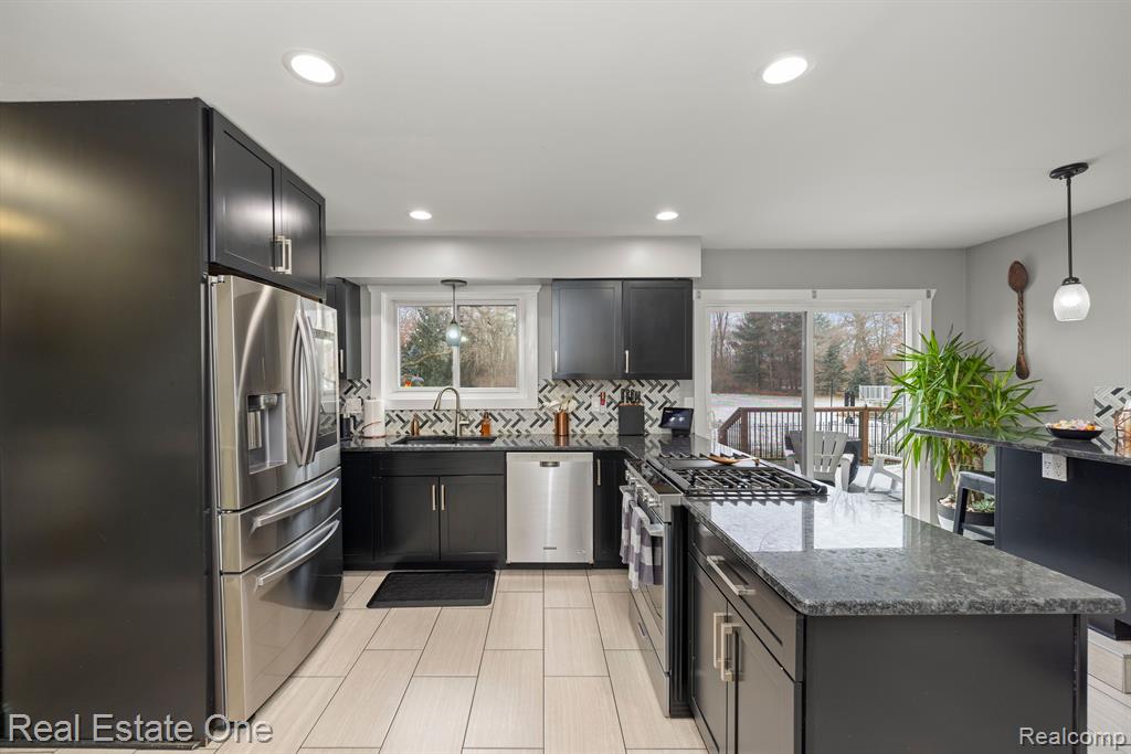 4083 W MAPLE Road, Wixom, MI 48393 — Photo 17