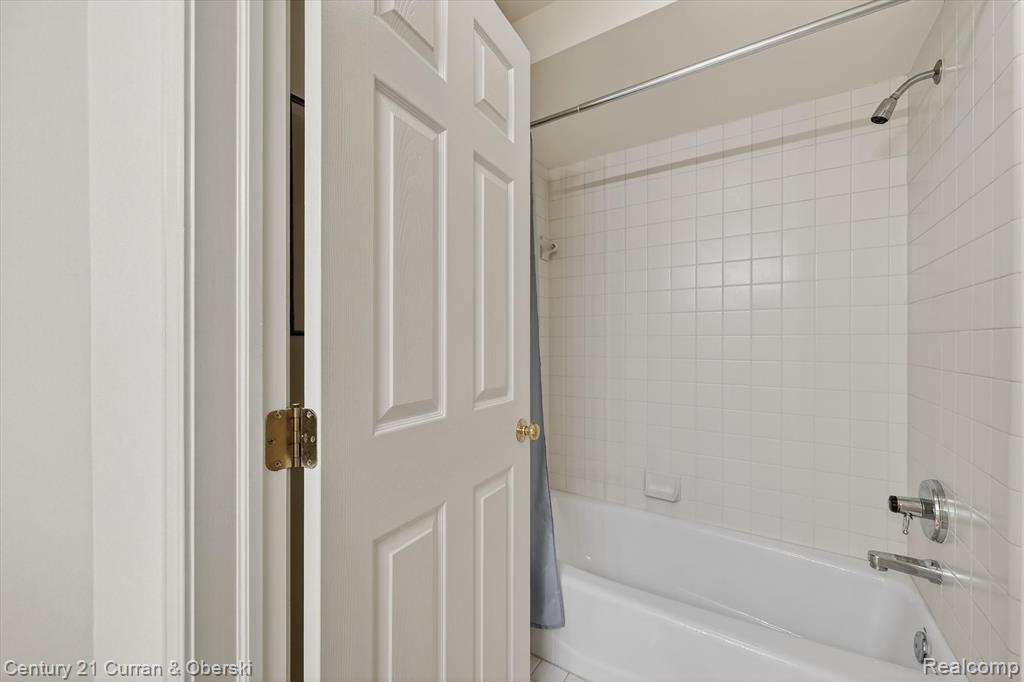 7307 Danbury Drive, West Bloomfield, MI — Photo 33
