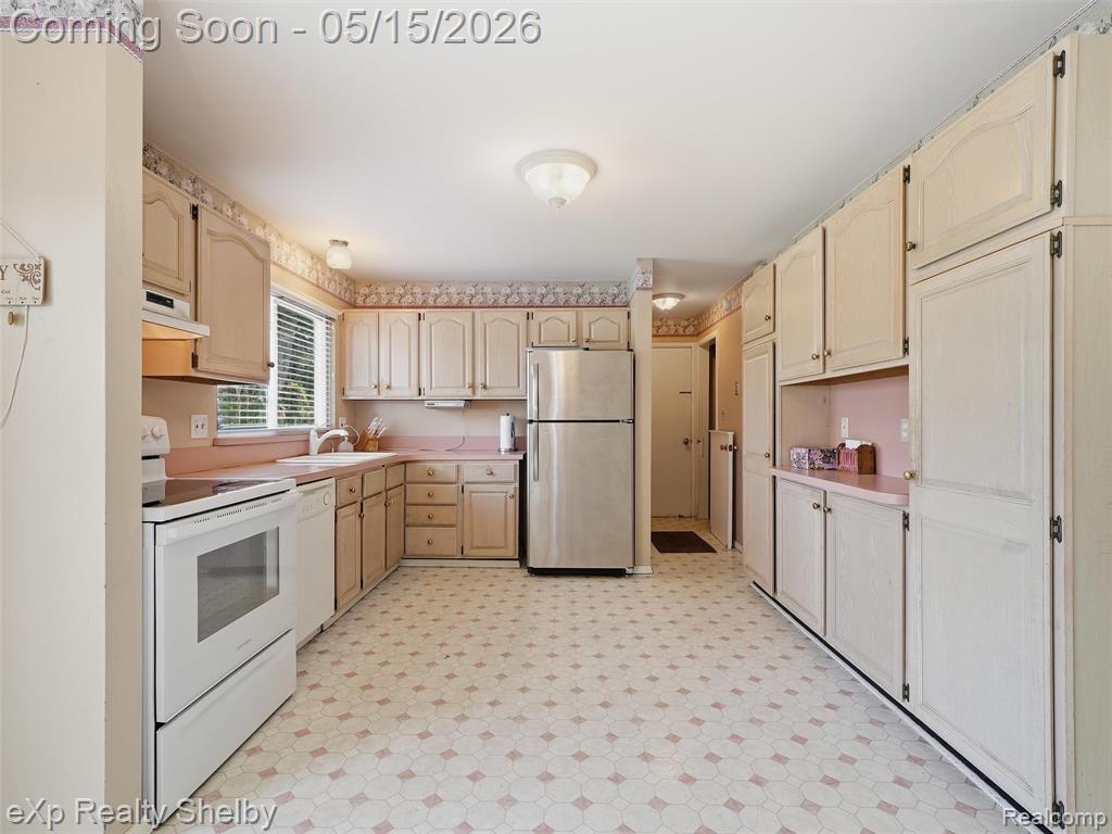 40753 Irval Drive, Sterling Heights, MI 48313 — Photo 8