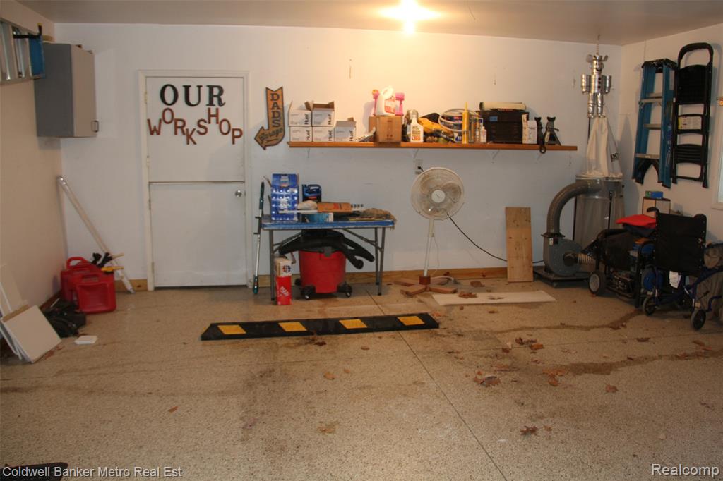 4092 Woodstock Road, Waterford, MI 48328 — Photo 11