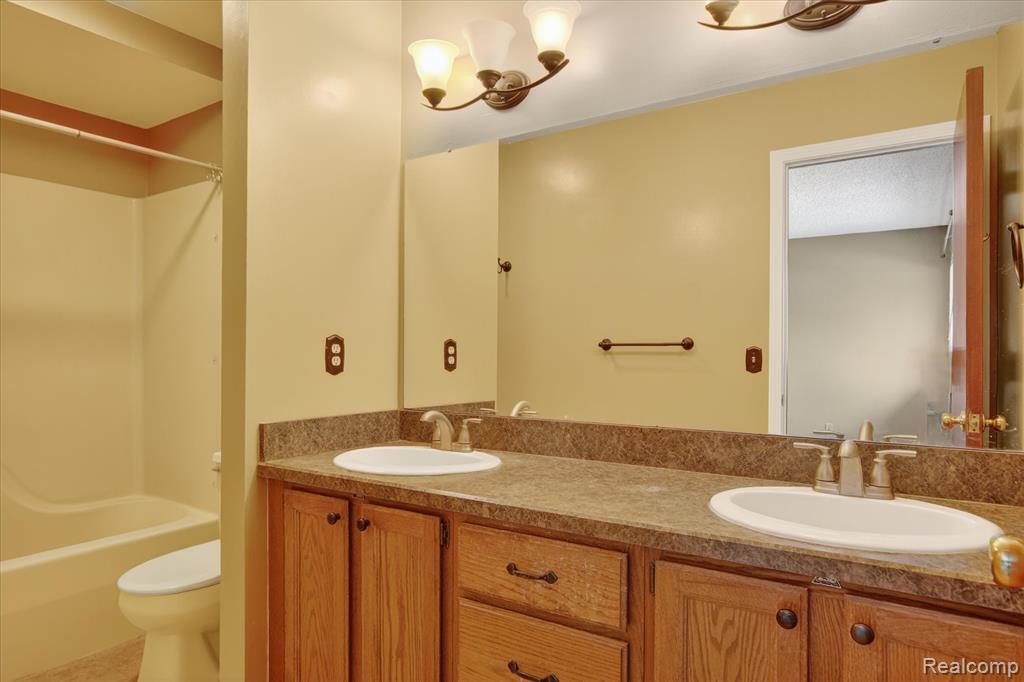 4364 S Meadow Drive, Waterford, MI 48329 — Photo 26