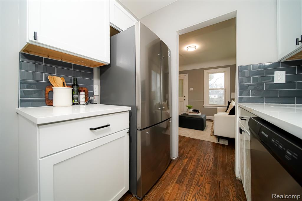 74 W BERNHARD Avenue, Hazel Park, MI 48030 — Photo 17