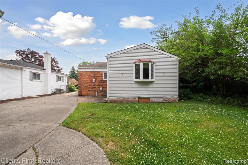 939 Deering Street, Garden City, MI — Photo 26