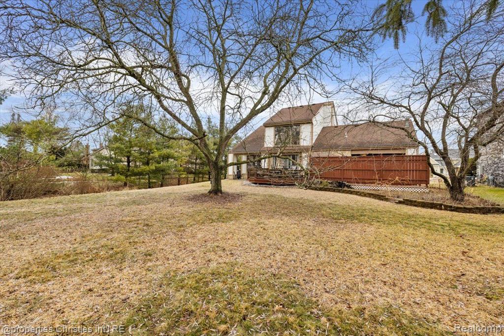 8241 LAKE PINE Drive, Commerce Twp, MI 48382 — Photo 54