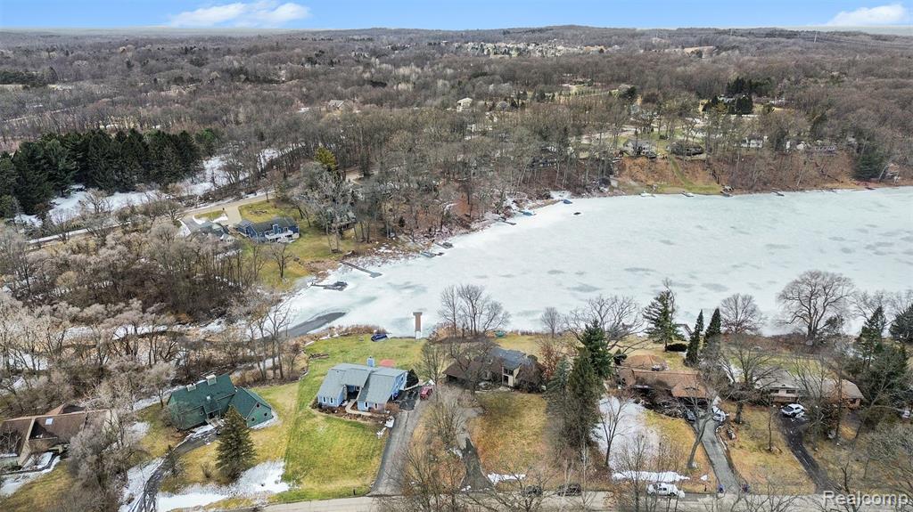 13490 Lakebrook Drive, Fenton, MI 48430 — Photo 38