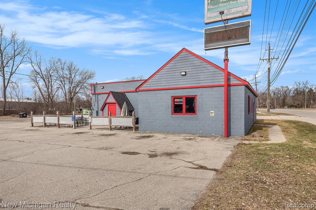 2661 DIXIE, Waterford, MI 48328 — Photo 2