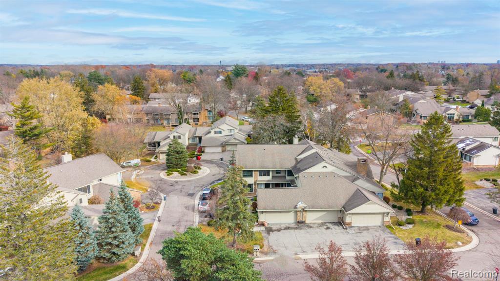 7258 Creeks Bend Court, West Bloomfield, MI — Photo 4