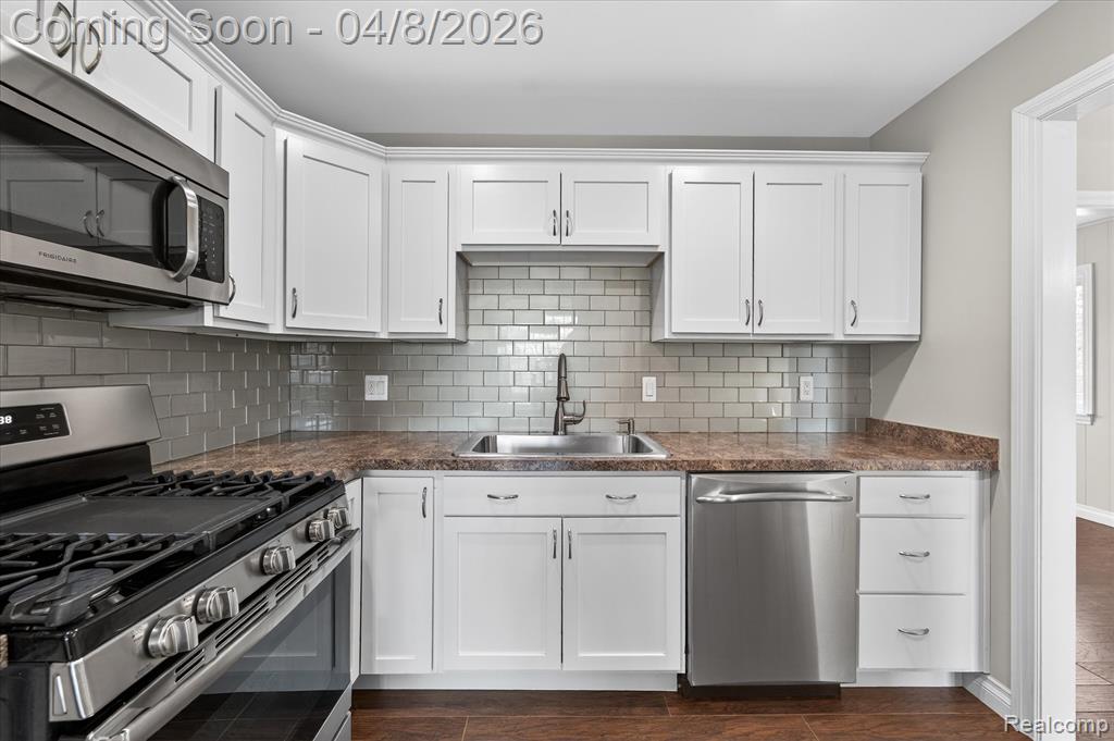 22184 Derby Road, Woodhaven, MI 48183 — Photo 23