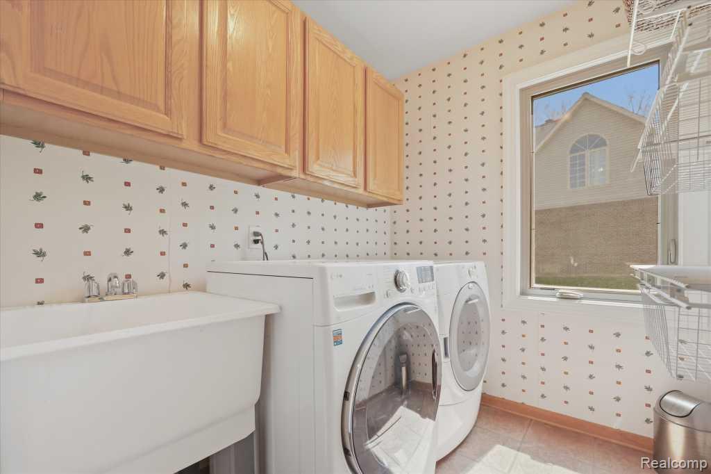 7042 Autumn Wood Drive, Brighton, MI 48116 — Photo 15