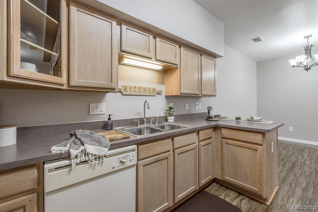 708 AMBERLY Drive, A, Waterford, MI 48328 — Photo 16