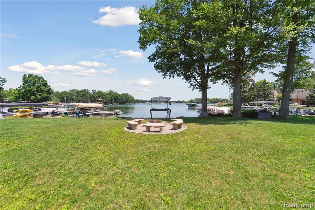 7262 Hatchery Road, Waterford, MI 48327 — Photo 38