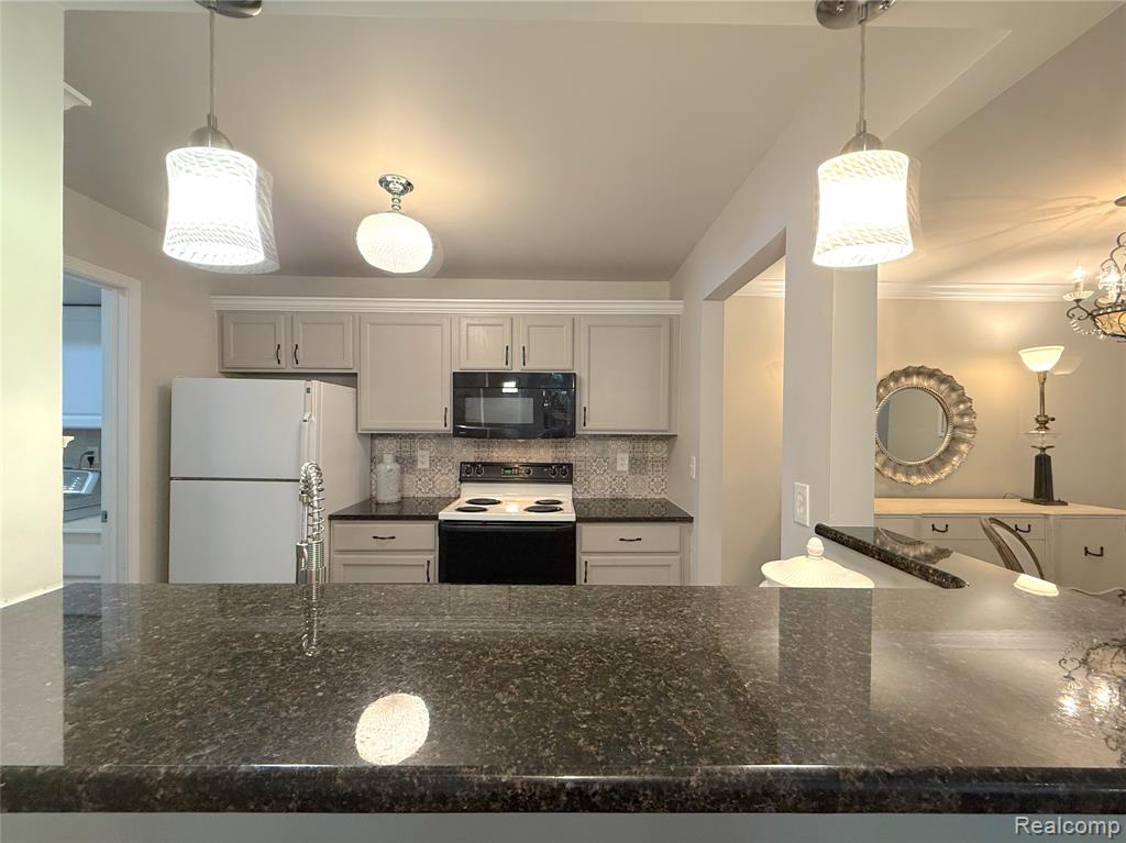 56665 Scotland Boulevard, Shelby Twp, MI 48316 — Photo 13