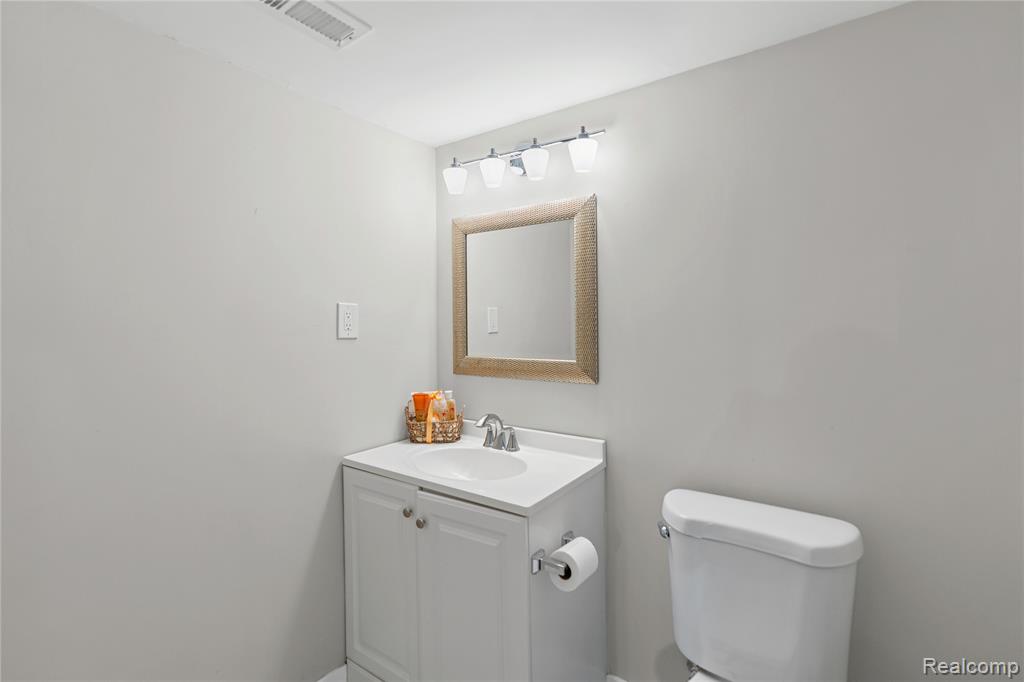 6048 Pine Cone Drive, Grand Blanc, MI 48439 — Photo 27