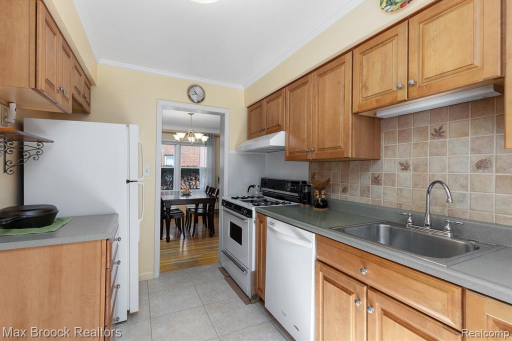 432 W CAMBOURNE Street, Ferndale, MI 48220 — Photo 11