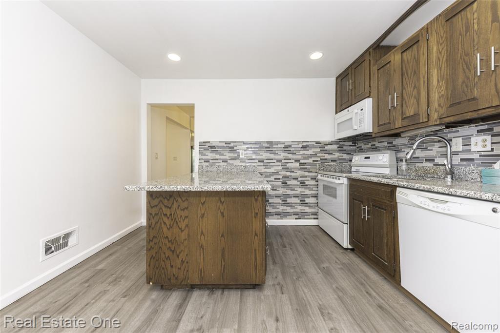 27630 W Echo Valley, 221, Farmington Hills, MI 48334 — Photo 14