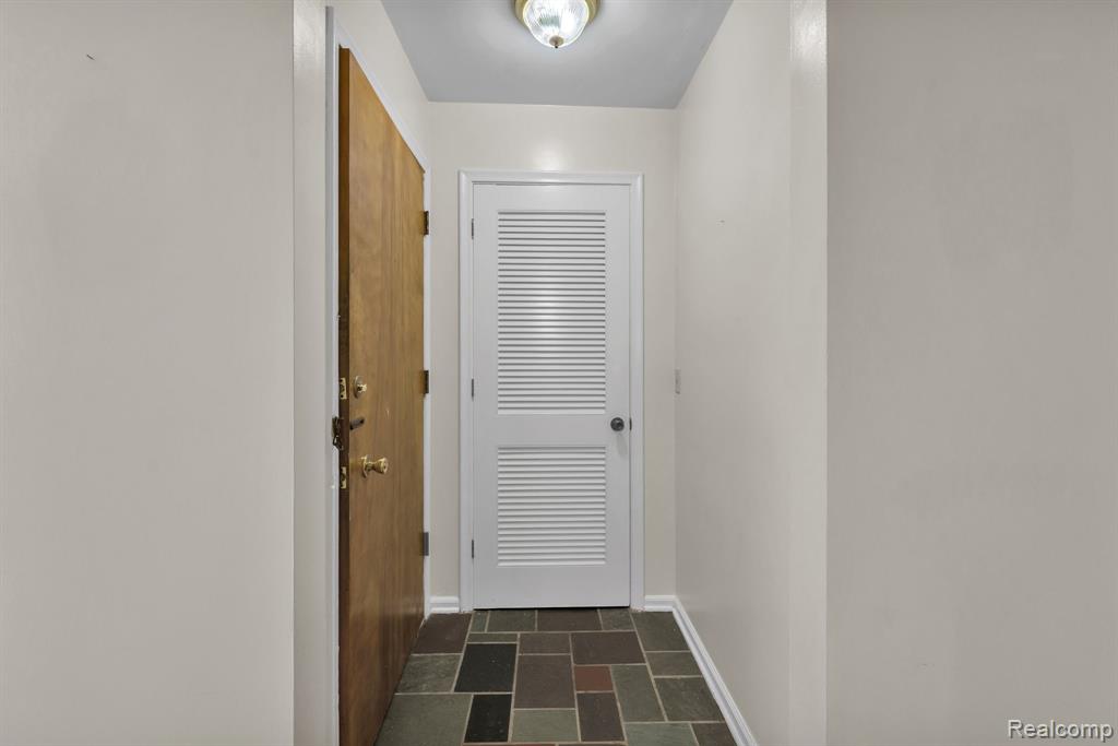 26637 Clairview Drive, Dearborn Heights, MI 48127 — Photo 27