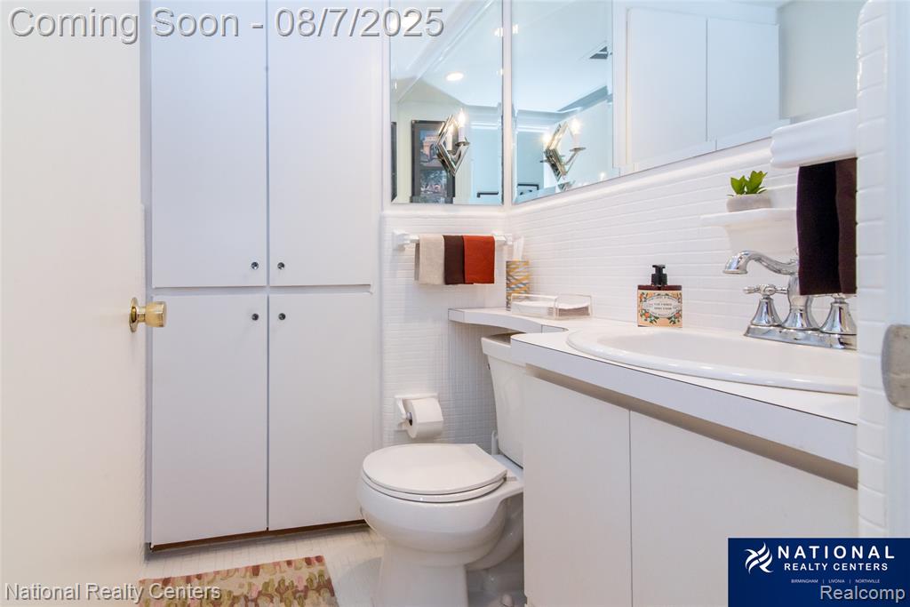 4933 Malibu Drive, Bloomfield Hills, MI 48302 — Photo 55