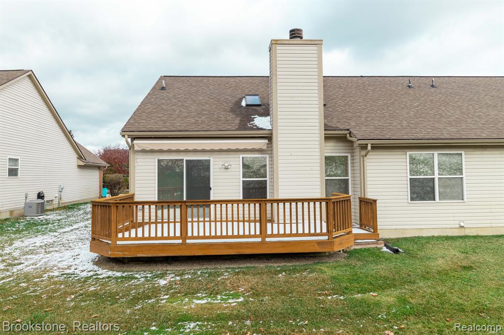 265 SHORE BROOK Lane, Walled Lake, MI 48390 — Photo 32