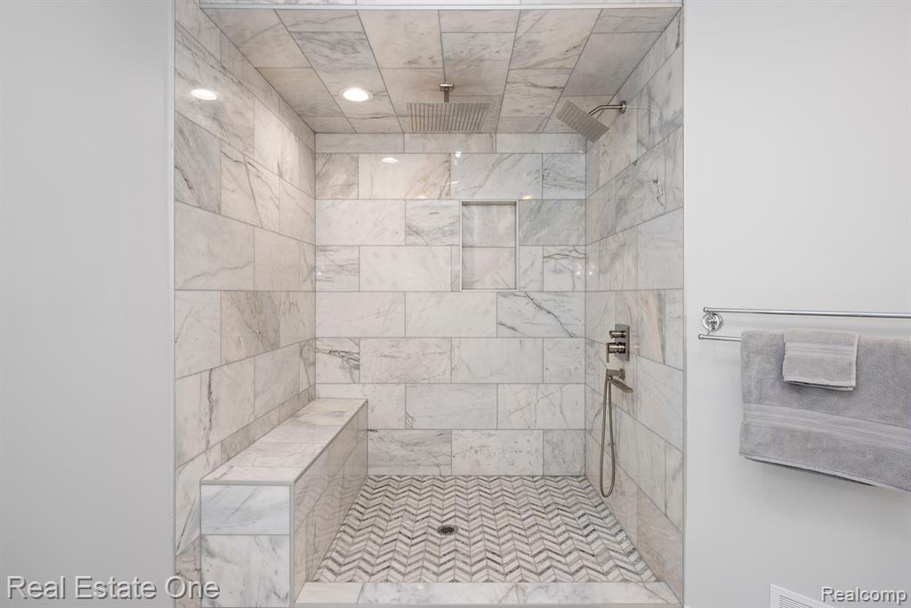 6246 Lindsay Court, West Bloomfield, MI 48324 — Photo 35