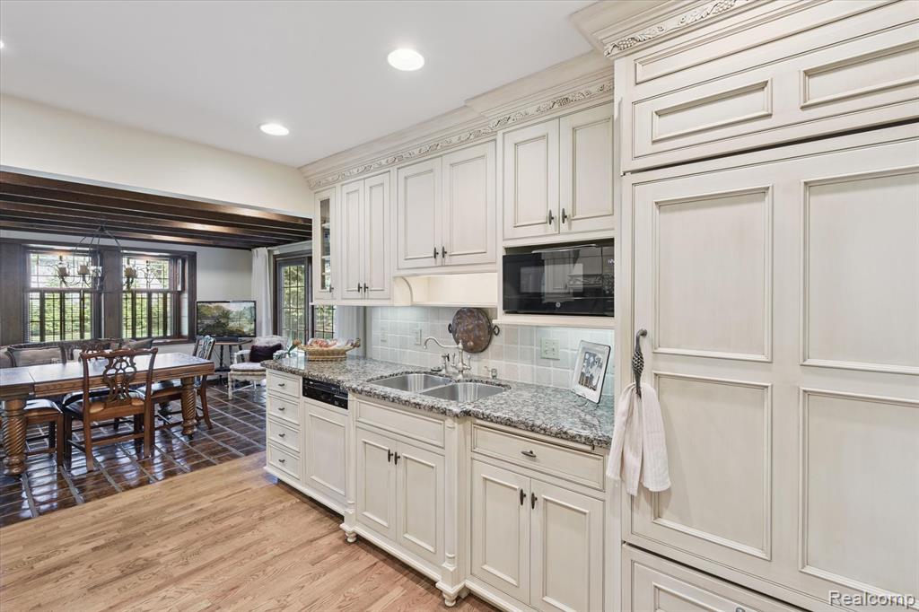 915 E River Road, Flushing, MI 48433 — Photo 17