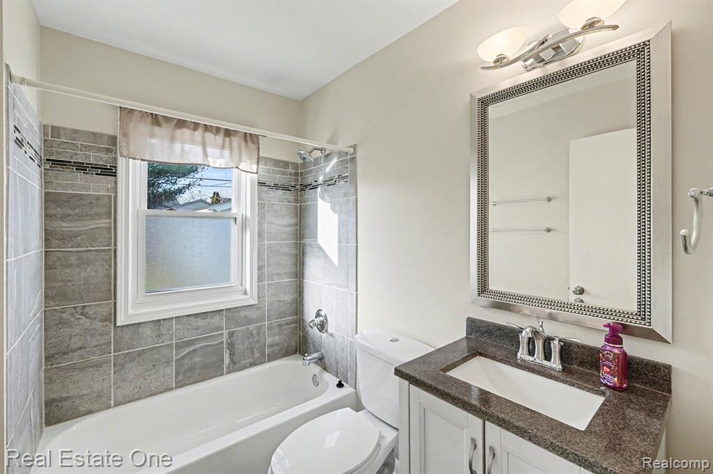 421 W Kalama Avenue, Madison Heights, MI 48071 — Photo 19