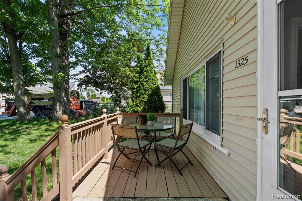 1325 E Lake Drive, Novi, MI 48377 — Photo 3