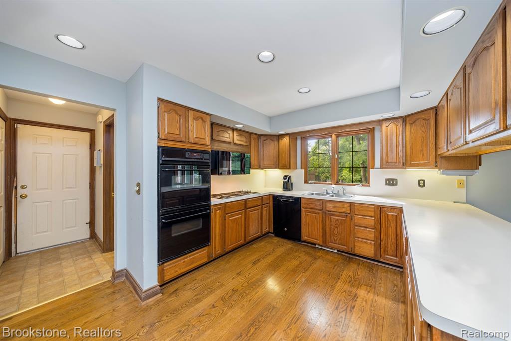 4237 WOODLANDS Lane, Orchard Lake Village, MI 48323 — Photo 13