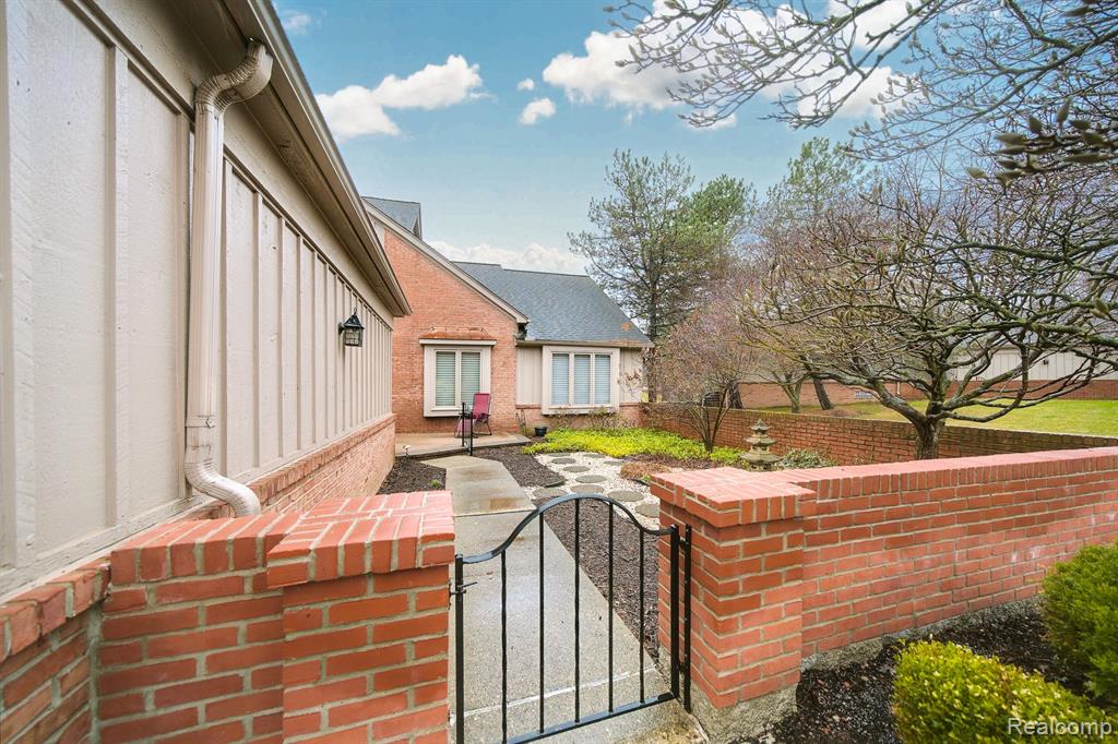 37799 SIENA Drive, Farmington Hills, MI 48331 — Photo 2