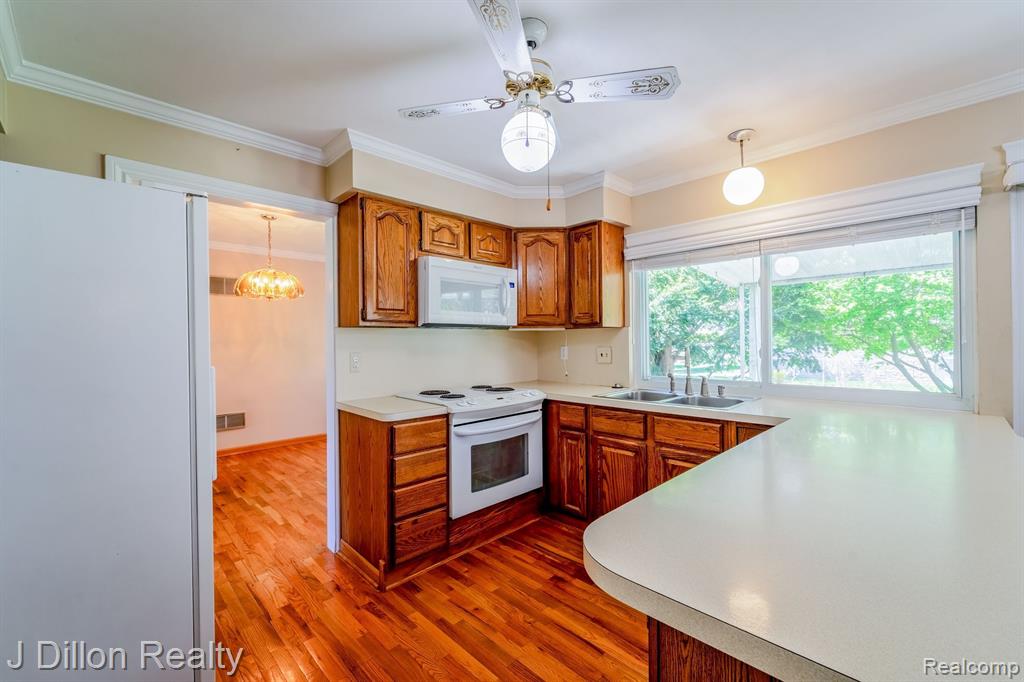 9121 TAVISTOCK Drive, Plymouth, MI 48170 — Photo 17