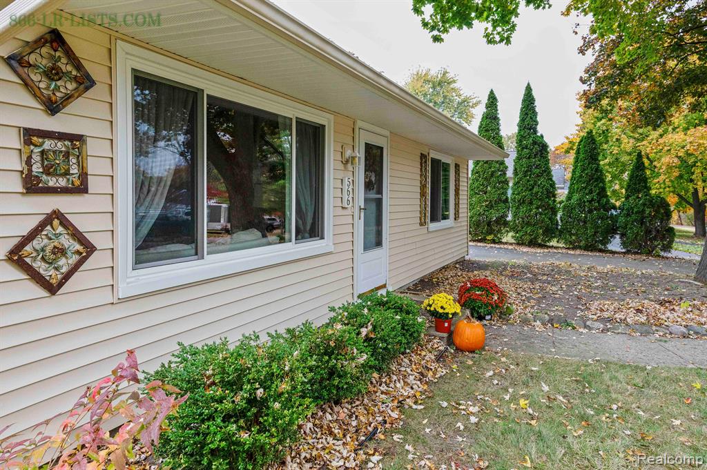 566 BAGLEY Street, Lake Orion, MI 48362 — Photo 3
