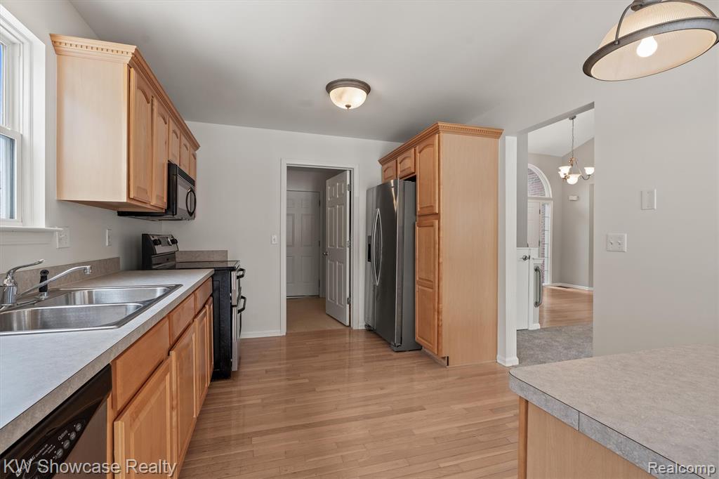 462 Woodhaven Drive, Commerce Twp, MI 48390 — Photo 12