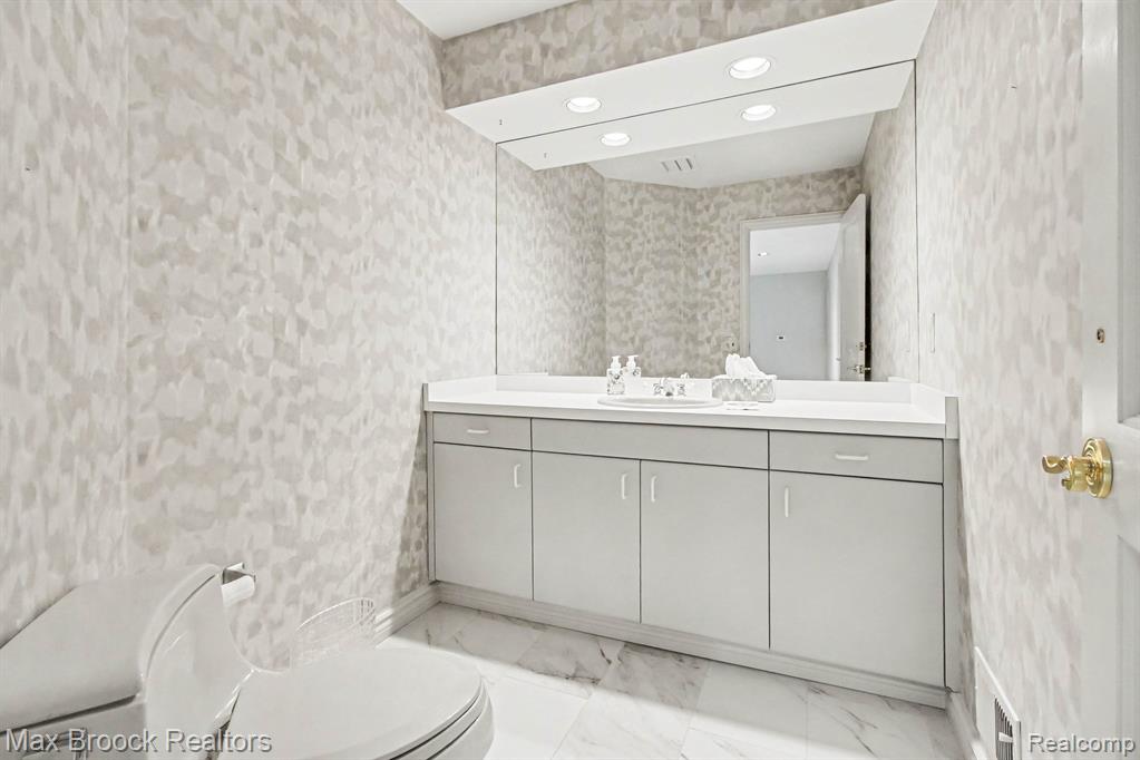 21850 Dover Court, Beverly Hills, MI 48025 — Photo 23