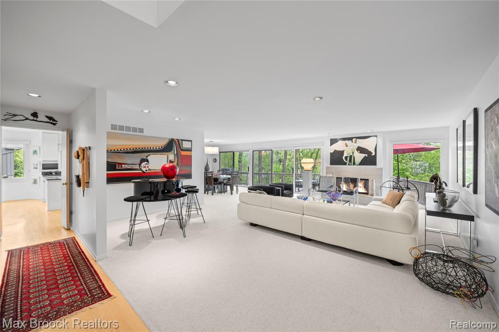 4933 Woodcliff Hill Road N, West Bloomfield, MI 48323 — Photo 6