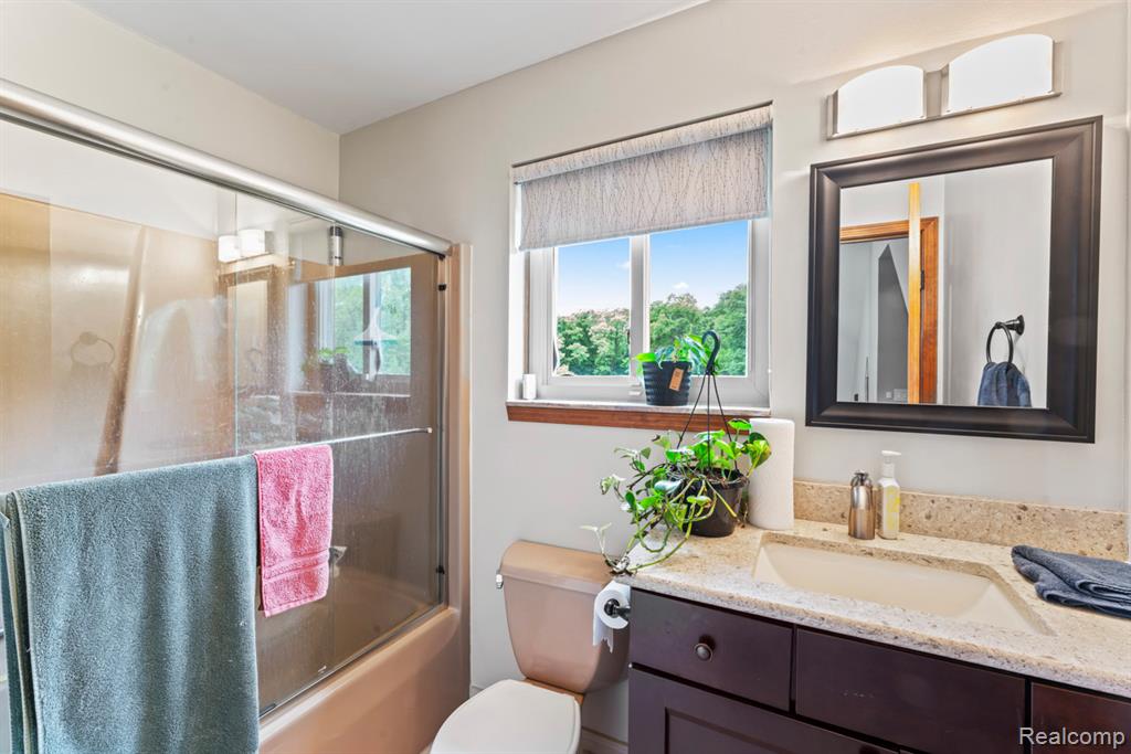 490 Rolling Oaks Drive, Howell, MI 48843 — Photo 33