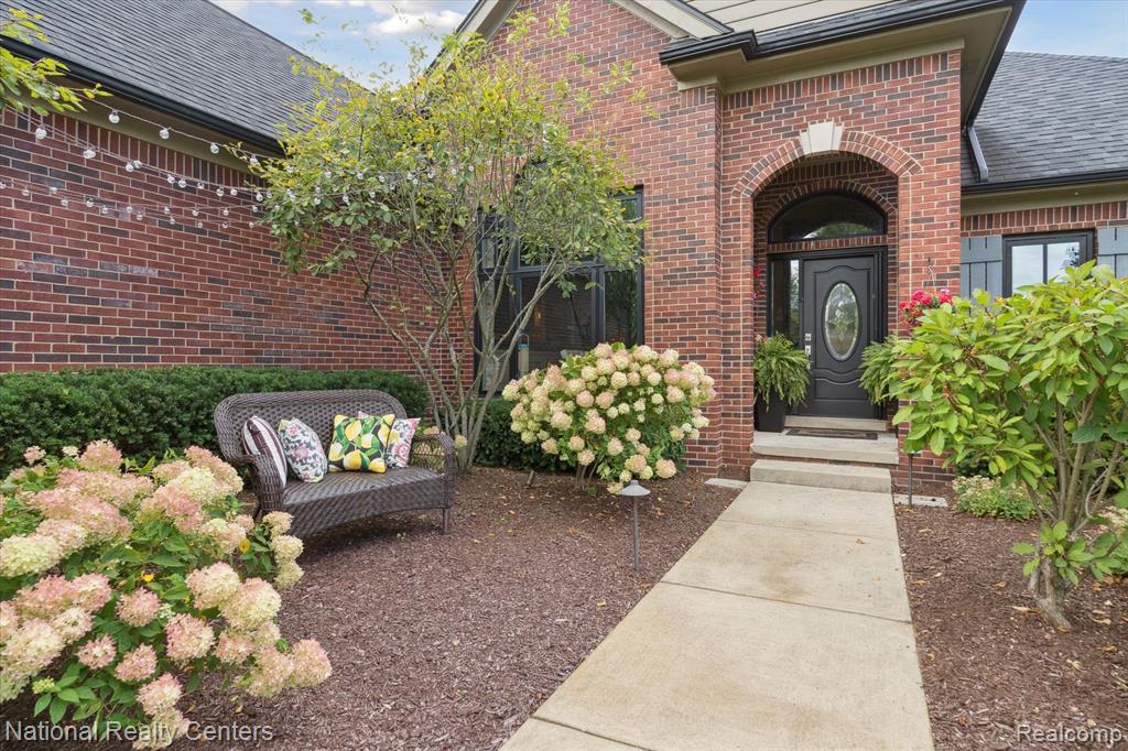 730 Berwick Court, Highland, MI — Photo 3