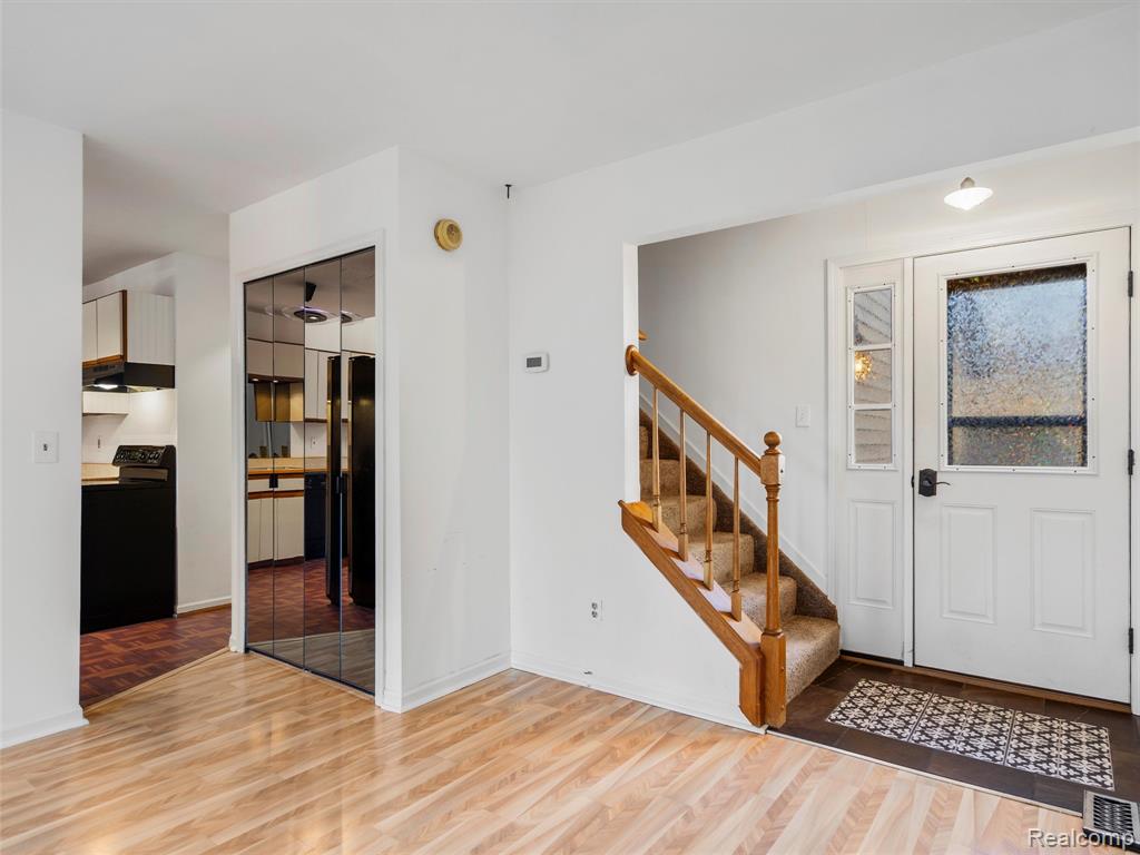 9026 E Bluewater Drive, Clarkston, MI 48348 — Photo 3