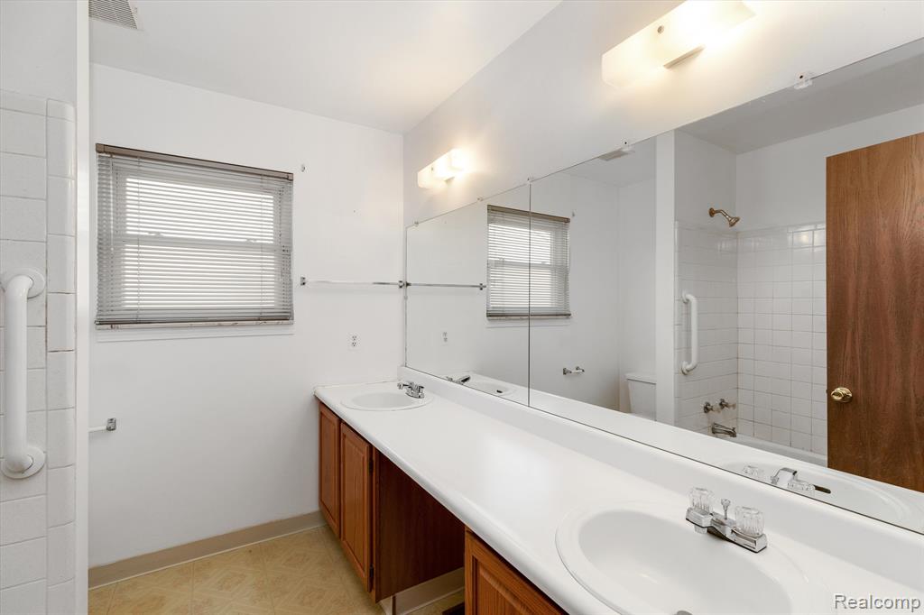 8625 BROUGHAM Drive, Sterling Heights, MI 48312 — Photo 19