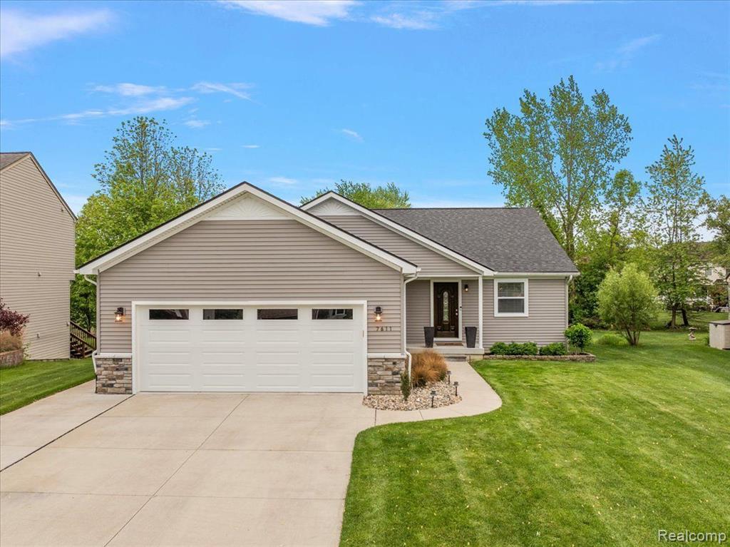 7611 Peninsula, Waterford, MI 48327 — Photo 2