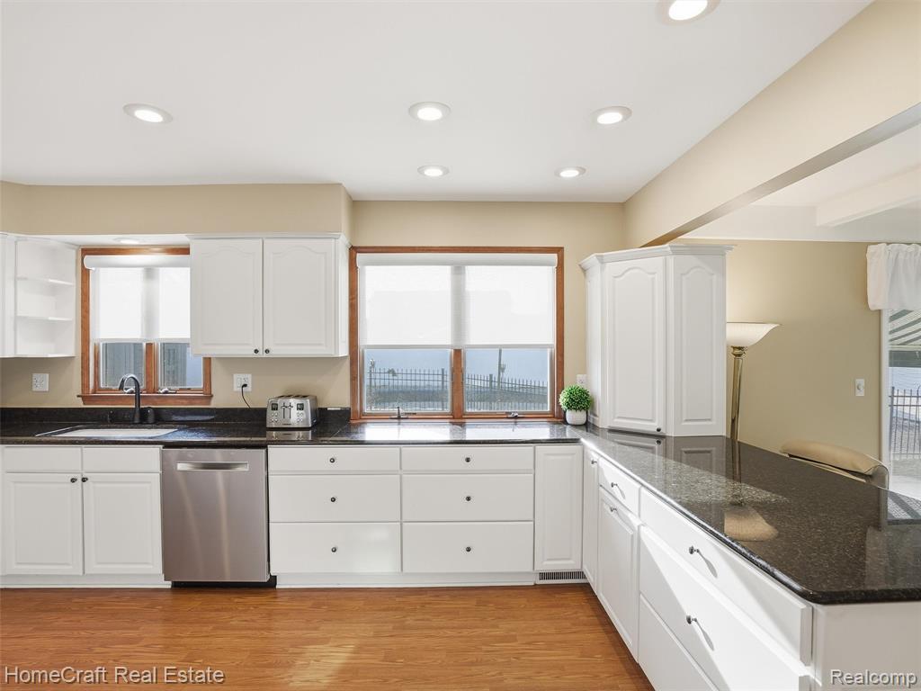 404 KINGS Way, Canton, MI 48188 — Photo 15