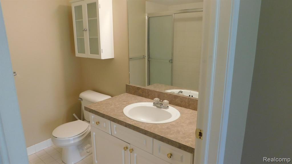 5204 PINE AIRES Drive, Sterling Heights, MI 48314 — Photo 12