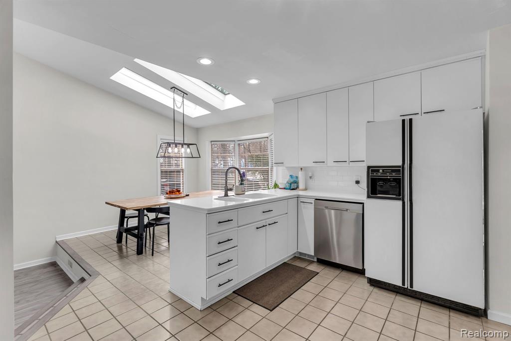 6 CLINTON Lane, Dearborn, MI 48120 — Photo 10