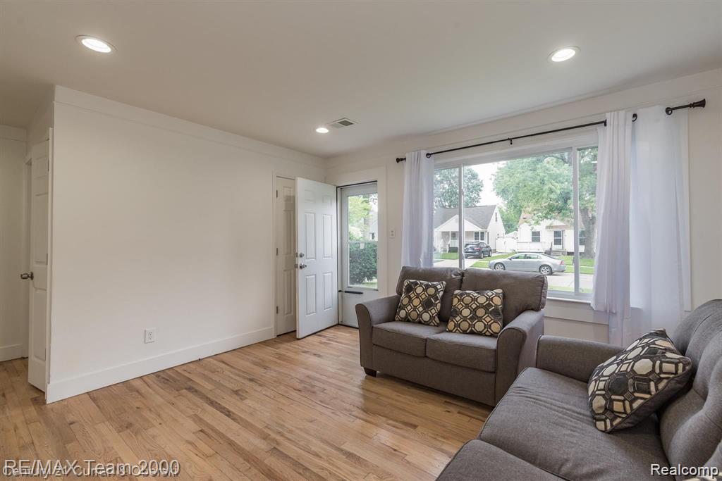 24601 STANFORD Street, Dearborn Heights, MI 48125 — Photo 8