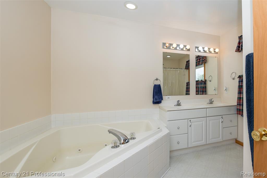 6591 Windiate Road, Waterford, MI 48329 — Photo 21